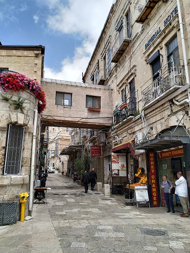 A road to the apartment